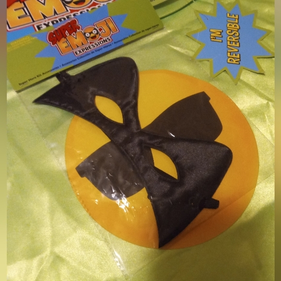 🆕 Super Emoji Expressions Reversible Cape with Mask, Kid's OSFM, New - Picture 4 of 6